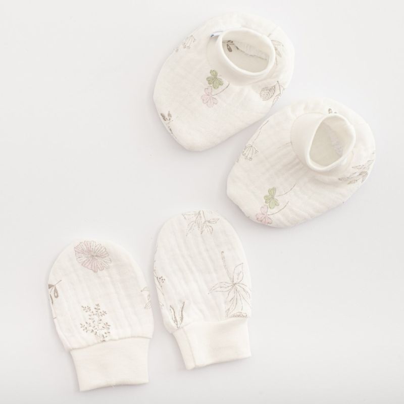 Kojenecký mušelínový set-capáčky a rukavičky New Baby Zoe Bílá