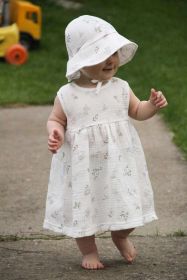 Kojenecký mušelínový klobouček New Baby Zoe Bílá